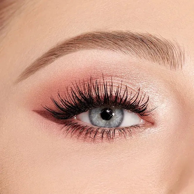 Shimmering pink eyeshadow look created using the Pillow Talk Beautyverse Love Palette.
مكياج عيون وردي لامع باستخدام باليت ظلال العيون بيلو توك بيوتي فيرس لوف.