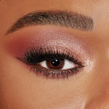 Shimmering pink eyeshadow look created using the Pillow Talk Beautyverse Love Palette.
مكياج عيون وردي لامع باستخدام باليت ظلال العيون بيلو توك بيوتي فيرس لوف.