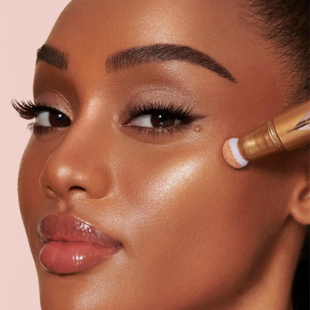 Charlotte Tilbury Beauty Light Wand Goldgasm with applicator wand open