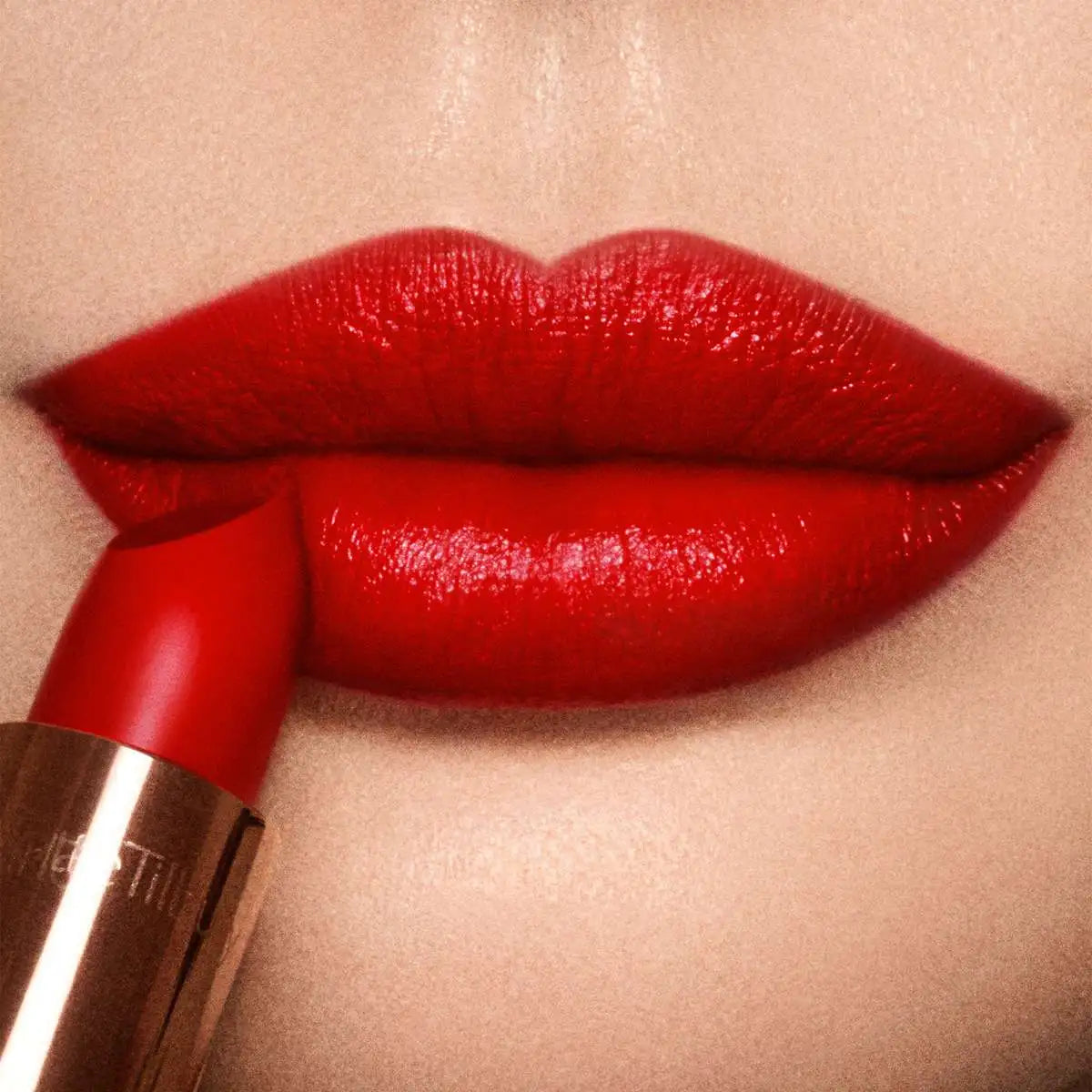 Charlotte Tilbury K.I.S.S.I.N.G Lipstick So Red - Application on lips with perfect definition