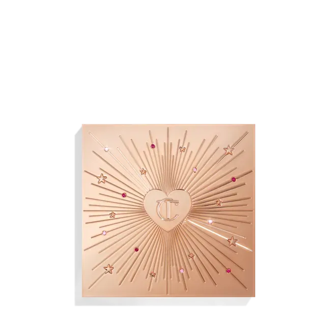 Close-up of the 12 matte and metallic pink and gold shades in the Beautyverse Love Palette.
لقطة قريبة للألوان الـ 12 المات والمعدنية بدرجات الوردي والذهبي في باليت بيوتي فيرس لوف.