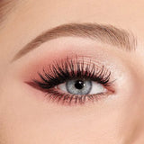 Shimmering pink eyeshadow look created using the Pillow Talk Beautyverse Love Palette.
مكياج عيون وردي لامع باستخدام باليت ظلال العيون بيلو توك بيوتي فيرس لوف.